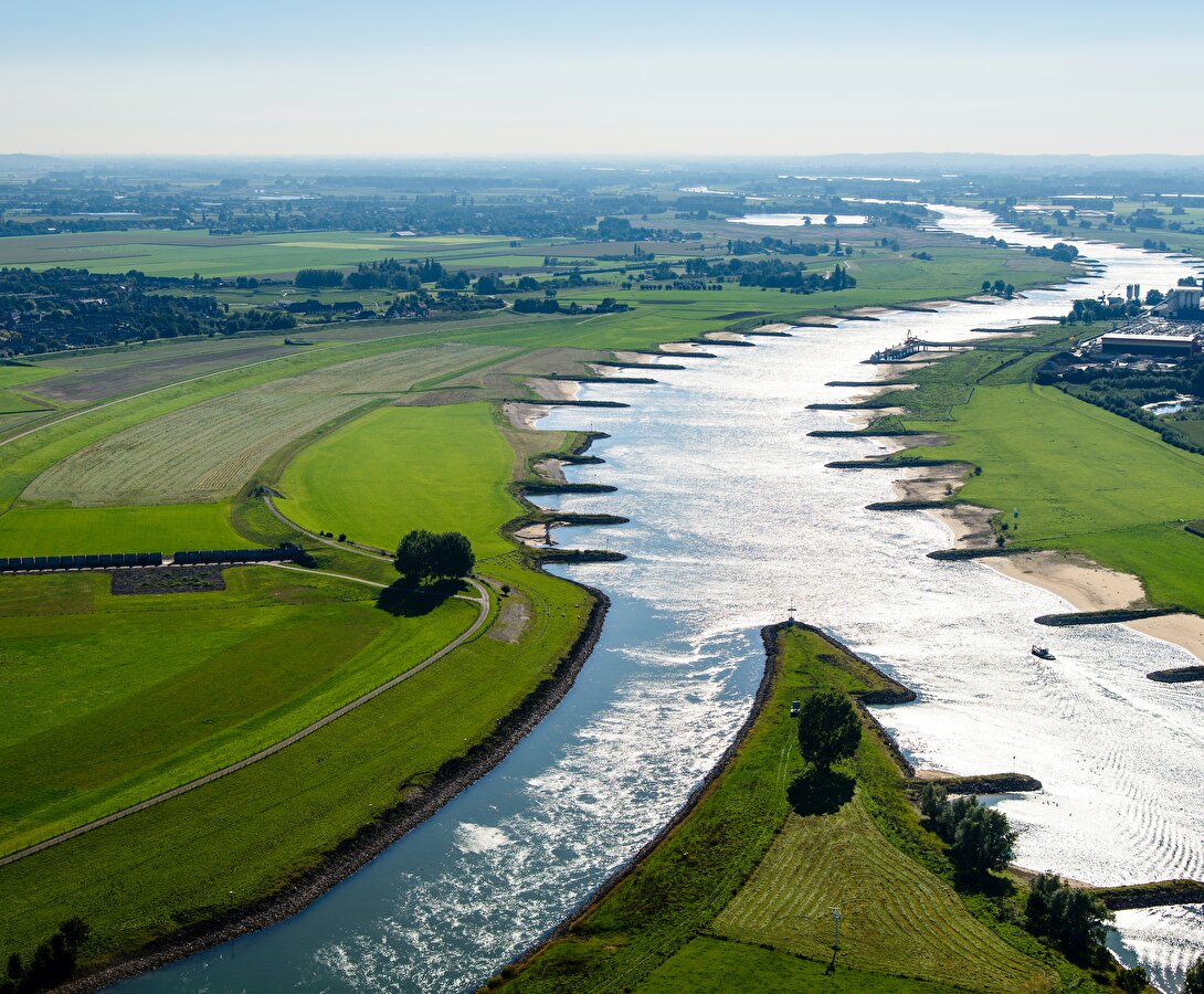 Splitsingspunt IJsselkop in de Rijntakken: hier wordt de verdeling van laagwater en hoogwater deels bepaald. Foto: Siebe Swart luchtfotografie
