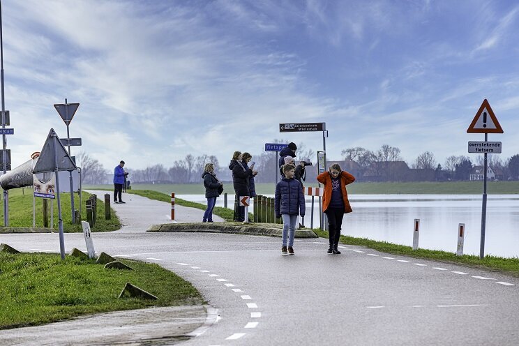 Wandelaars bij hoogwater IJssel Westervoort - bron provincie Gelderland
