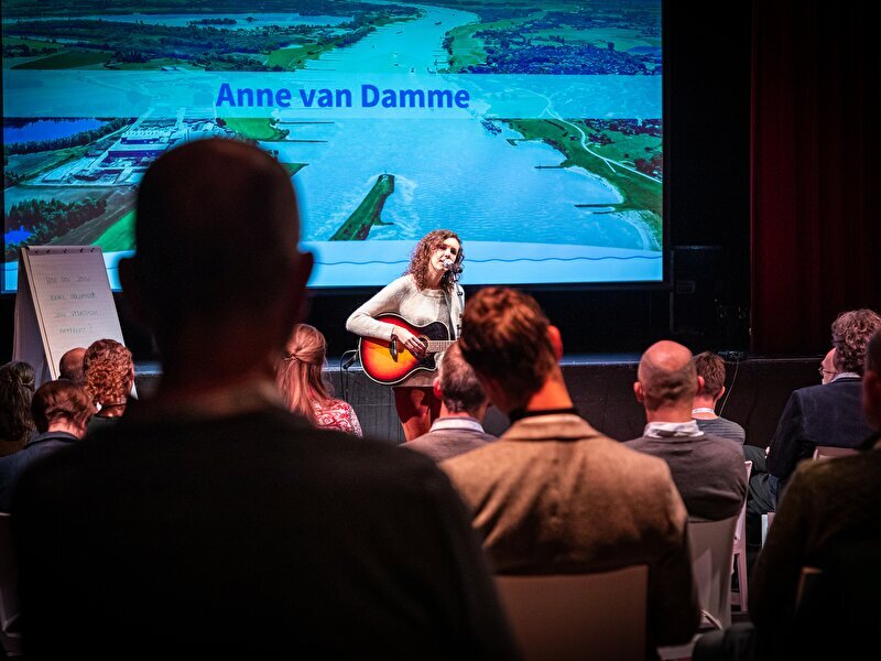 Singer songwriter Anne van Damme tijdens IRM-bijeenkomst 14 december 2022 in Den Bosch